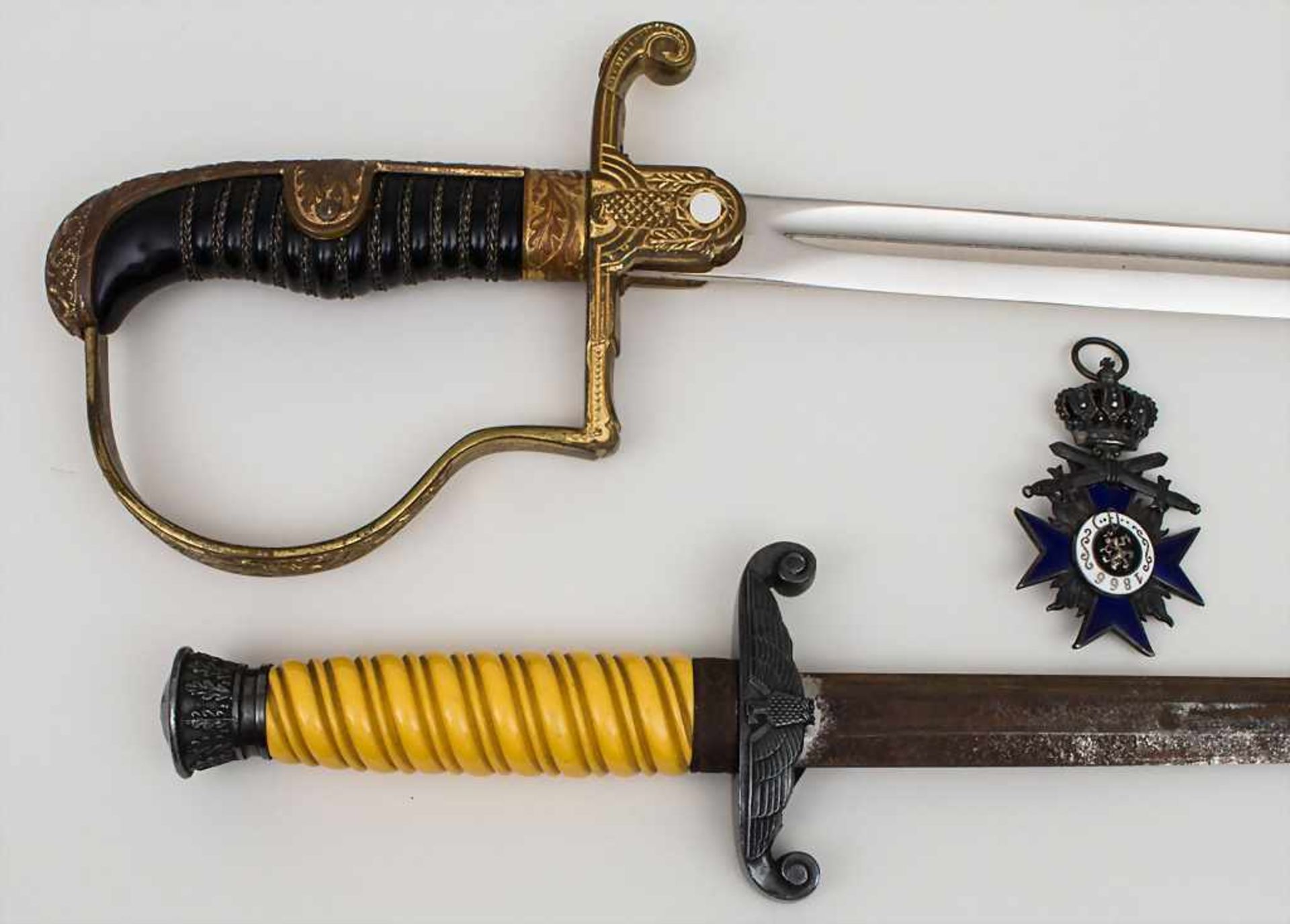 Offiziersdolch, Säbel mit Portepee und 1 Verdienstorden / A Poniard, A Saber and Honour Medal, I. - Bild 3 aus 4