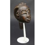 Ahnenfigurenkopf / An Ancestors Head Figurine, Baule, Elfenbeinküste Material: Holz mit schöner,