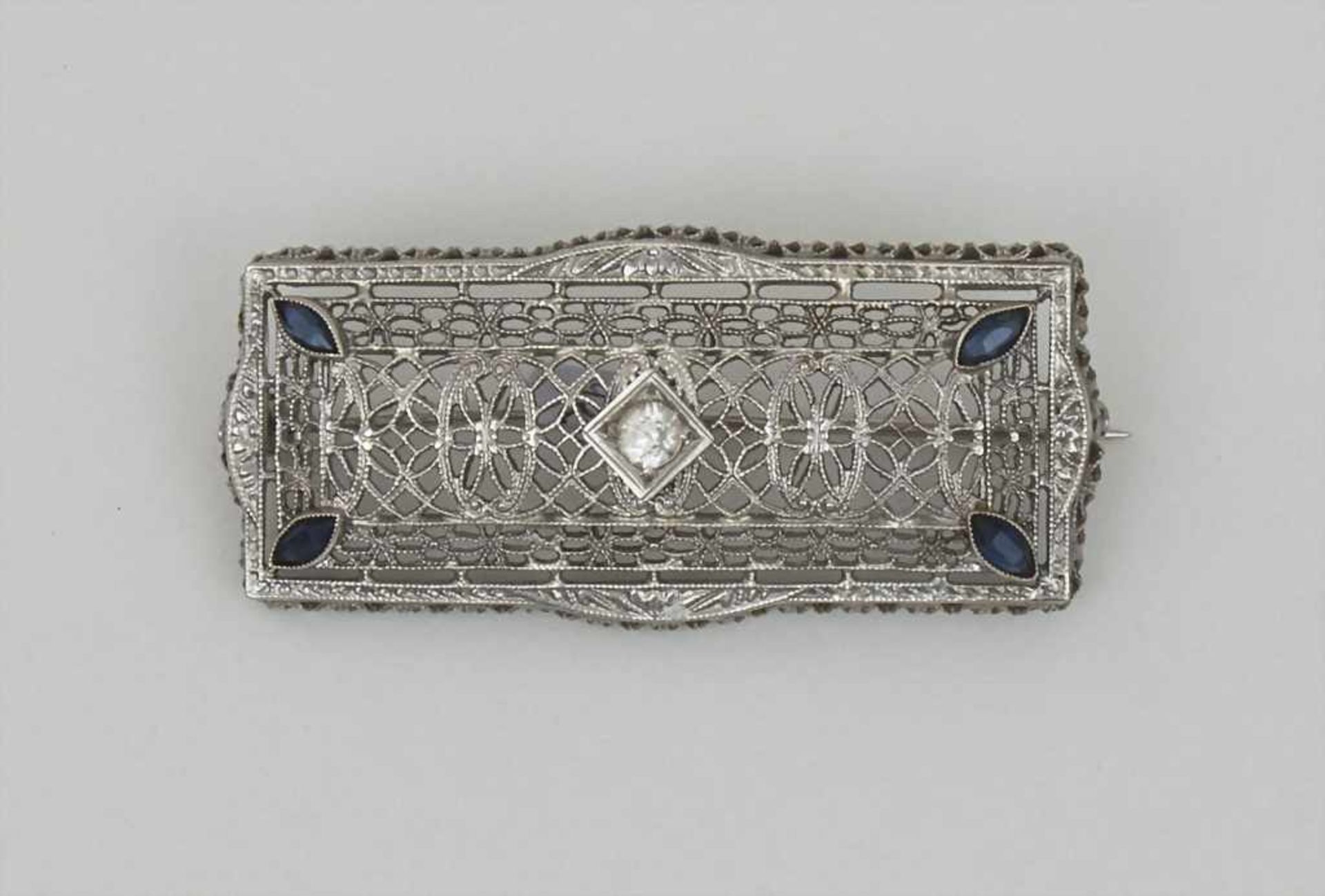 Filigrane Brosche mit Diamant und Saphiren / Brooch with Diamond and Sapphires Material: Weißgold 14