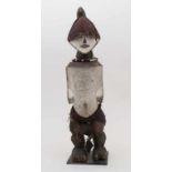 Reliquiarfigur / A Reliquiary Figurine, Ambete, Gabun Material: Holz, Augen aus Kaurimuscheln,