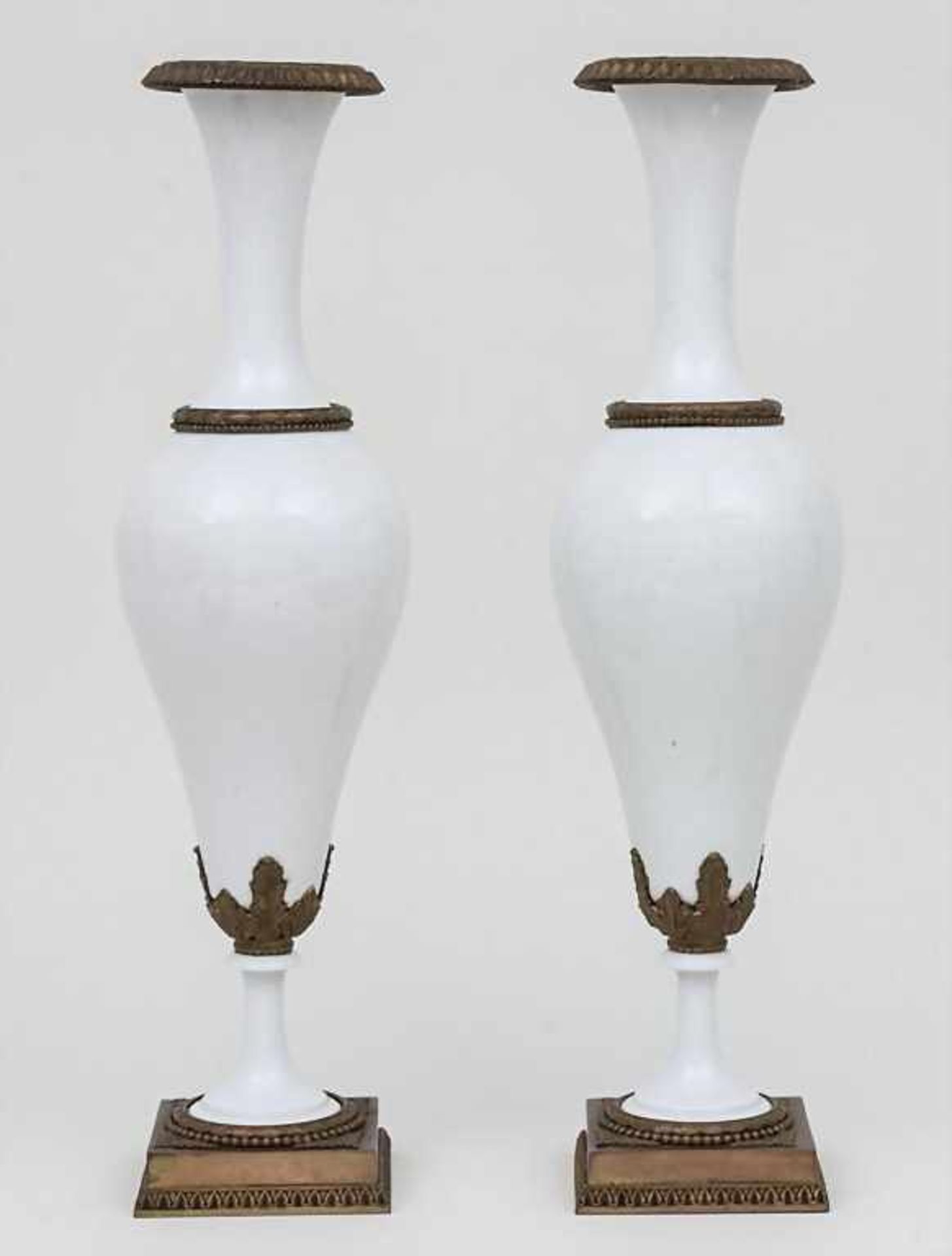 Paar Vasen mit Bronzemontur / A Pair Of Vases With Bronze Mounts, wohl Sèvres, ca. 1880 Material: