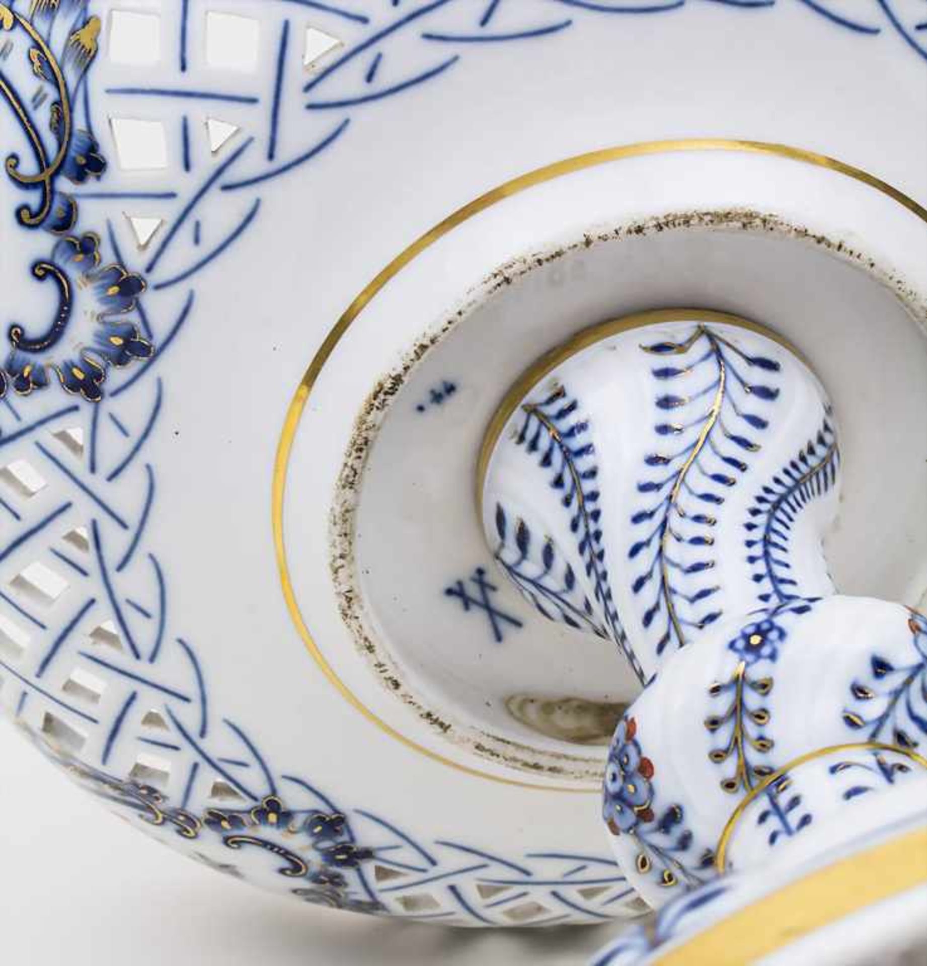 Fußschale mit Zwiebelmuster / A 'Blue Onion' Tazza, Meissen, 19. Jh. Material: Porzellan, bemalt, - Bild 4 aus 4