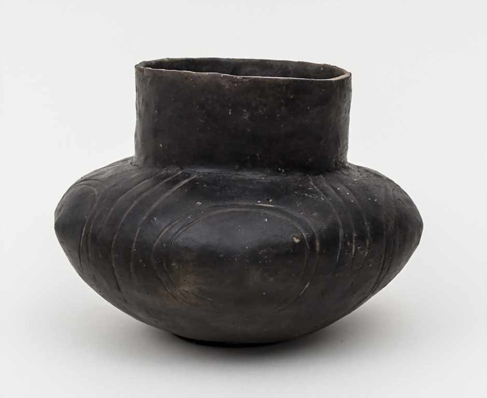 Bronzezeit-Gefäß / Bronze Age Pot aus der Lausitzer Kultur (900-500 v. Chr.), Ton, mit Rillen - Bild 2 aus 2