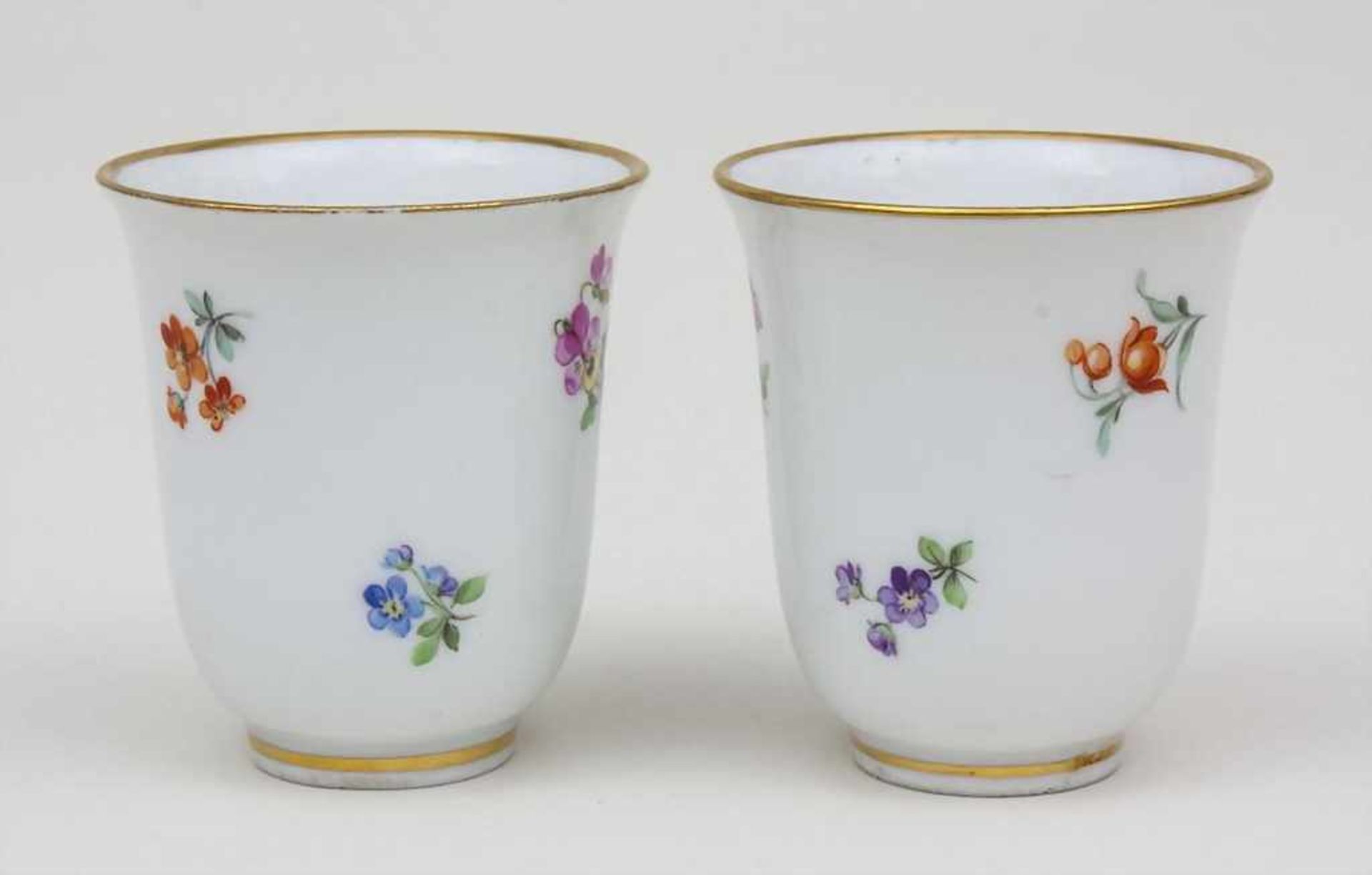 Paar Becher / A Pair Of Beaker, Meissen, um 1900 Material: Porzellan, bemalt u. glasiert,Marke: - Bild 2 aus 3