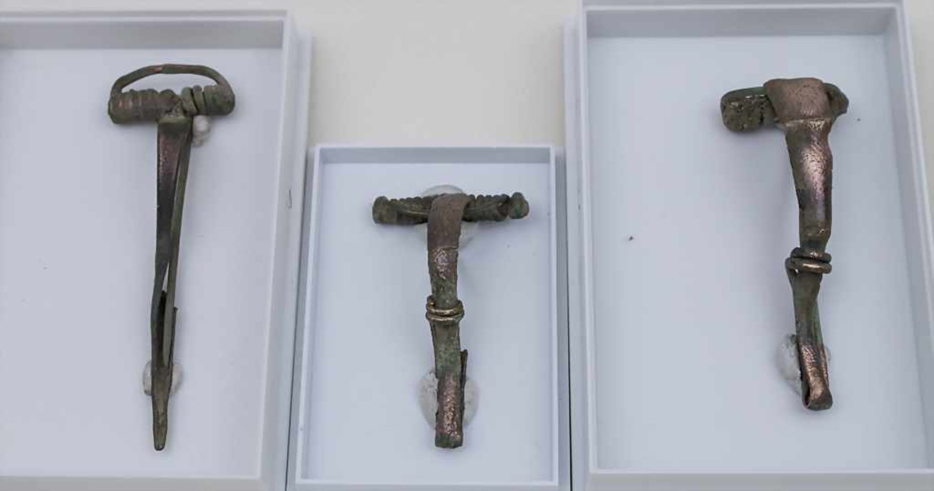3 keltische Bogenfibeln / 3 Celtic Bow Fibulae Bronze, L. 4,2 -6,4 cm, altrestauriert+bronze, L. 4,2
