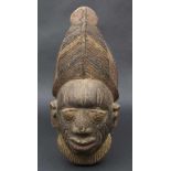 Maske Yoruba, Nigeria Material: Holz mit dicker Krustenpatina, partiell bemalt, Randlochung,Höhe: 41
