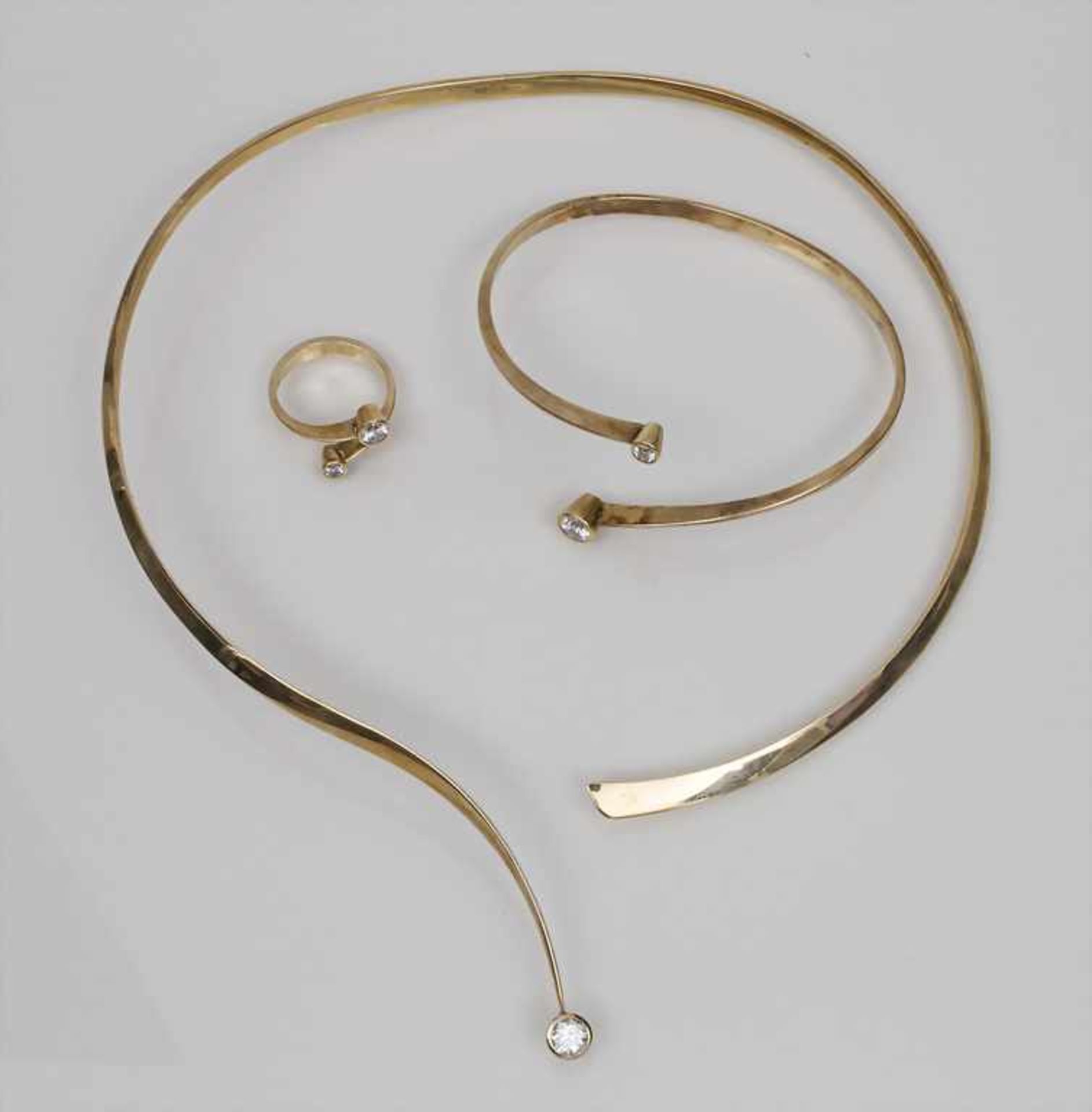 Schmuck-Set mit Brillant / A Jewellery Set with Brilliant bestehend aus Halsreif, Armreif und Ring,