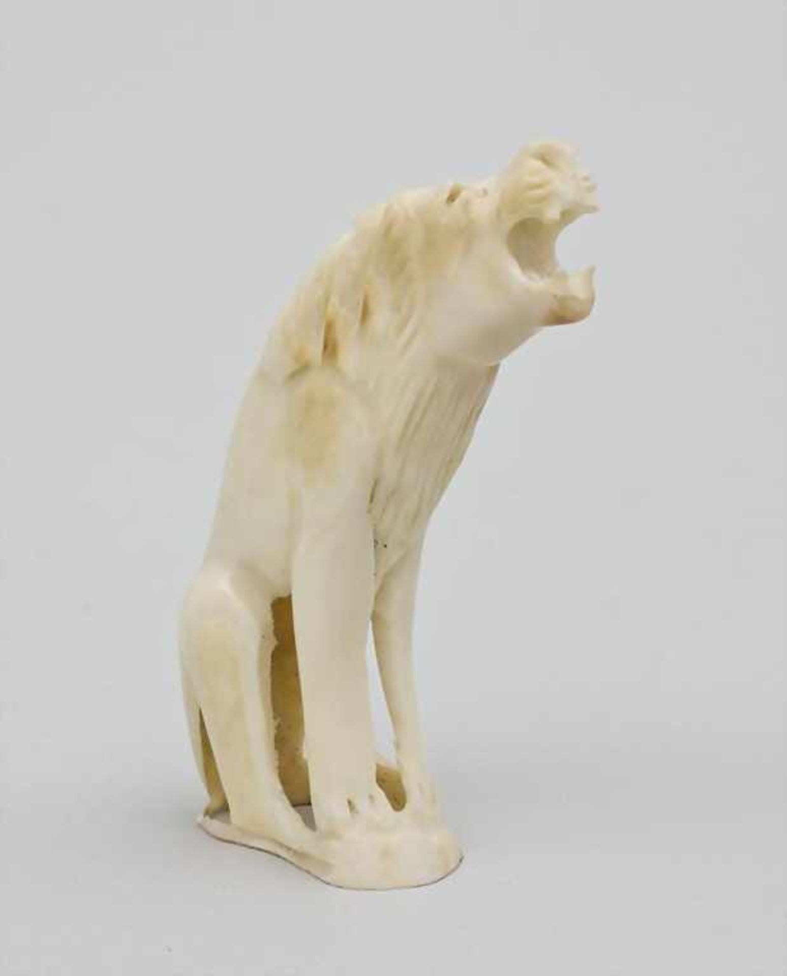 Brüllender Löwe/Lion, Zentralafrika, 1. Hälfte 20. Jh. plastische Darstellung eines sitzenden Löwen,