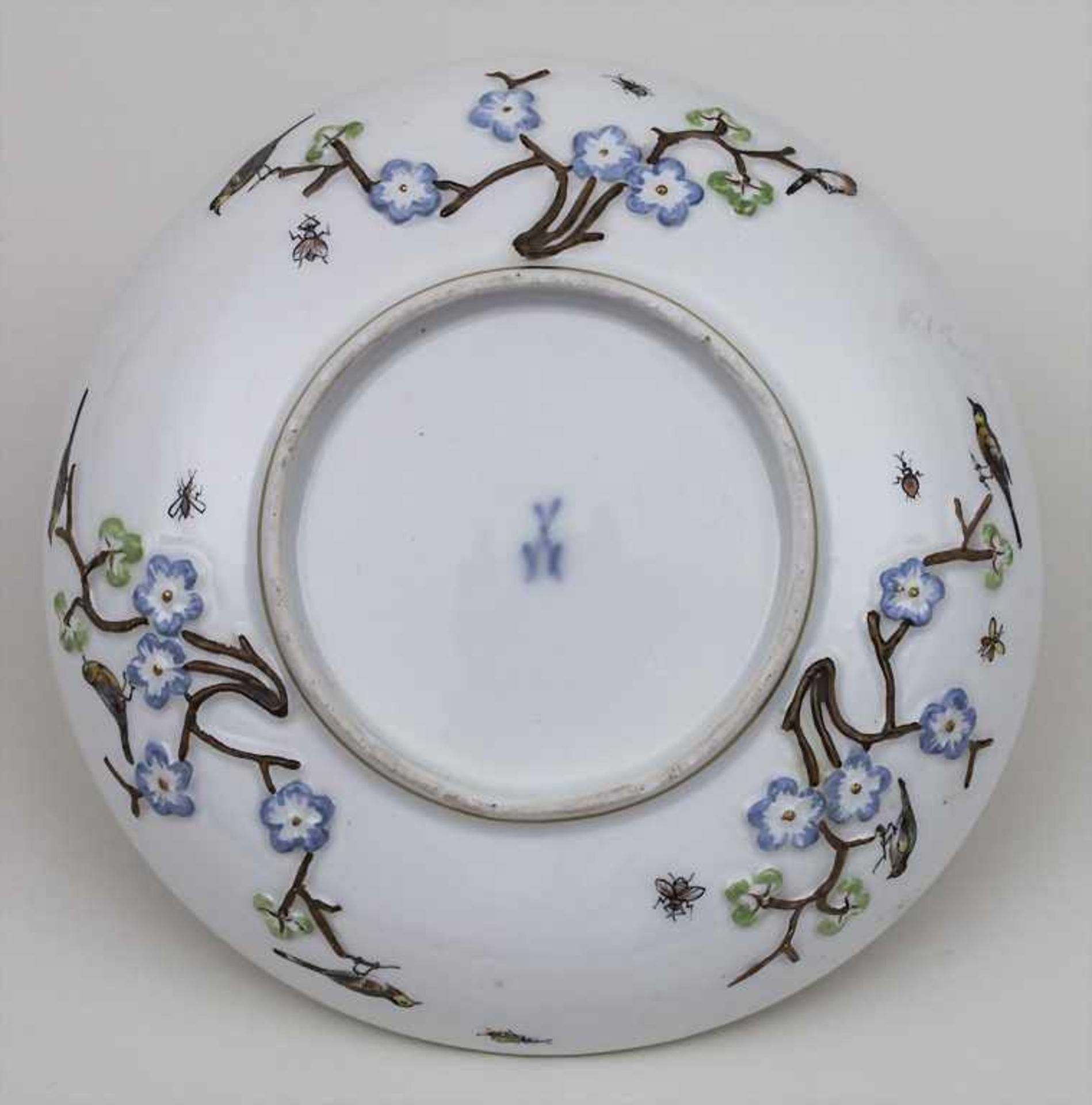 Zierschale mit 3 reliefierten Kirschblütenzweigen / A Dish with 3 Cherry Blossom Branches, - Bild 2 aus 2