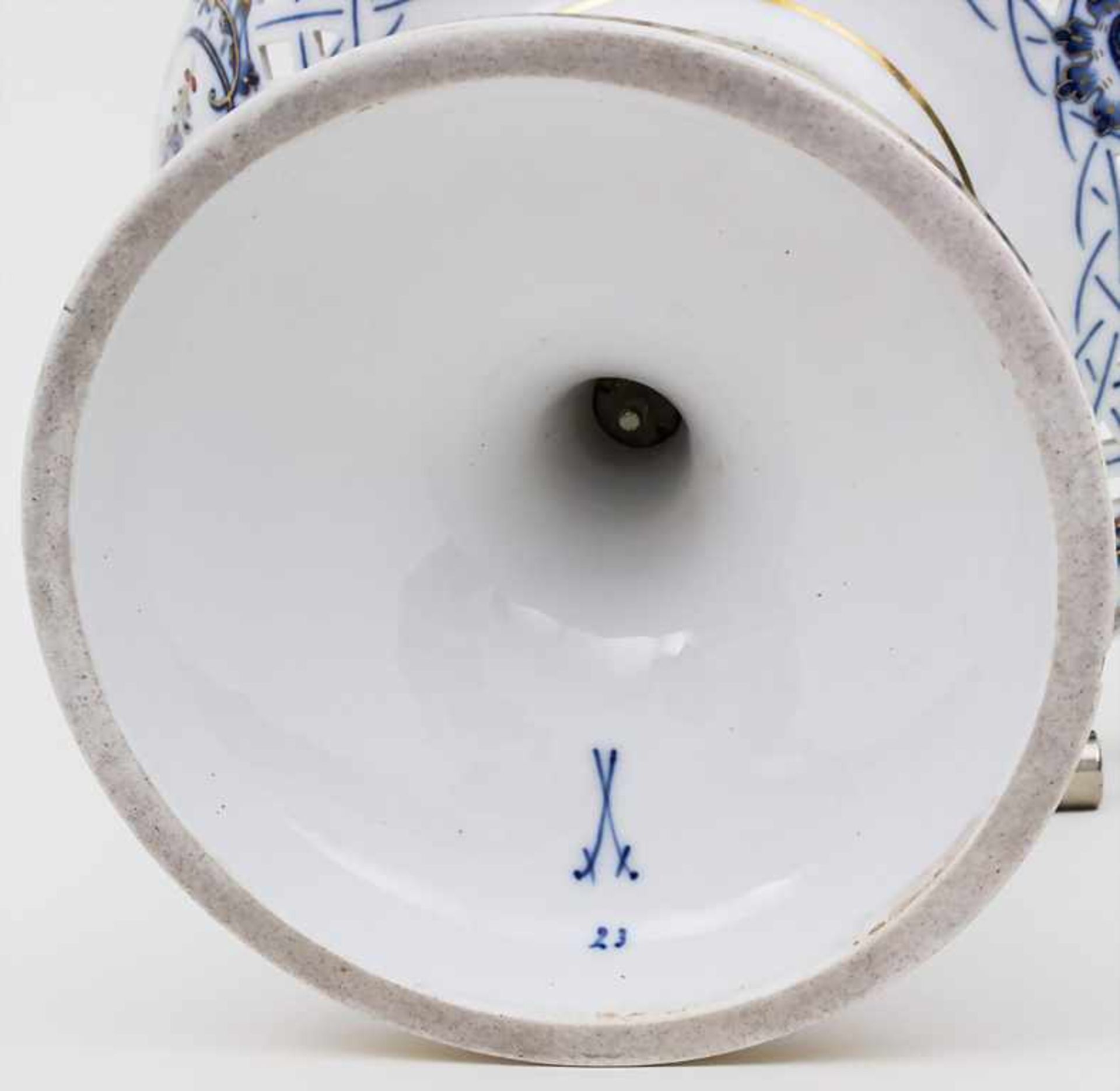 Fußschale mit Zwiebelmuster / A 'Blue Onion' Tazza, Meissen, 19. Jh. Material: Porzellan, bemalt, - Bild 3 aus 4