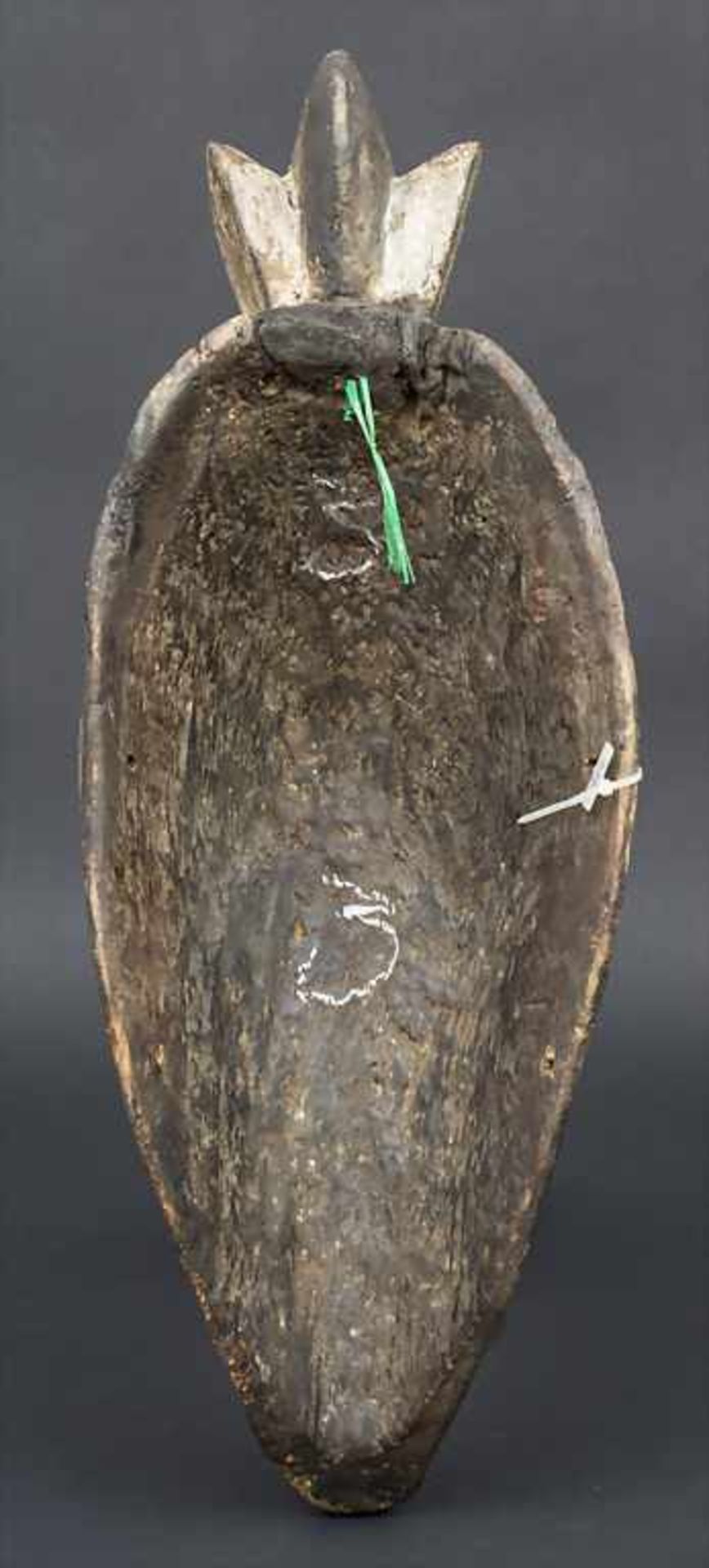 Maske / A Mask, Baule, Elfenbeinküste / Ivory Coast Material: Holz, geschnitzt, partiell weiß - Bild 3 aus 3