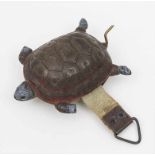 Schildkröte mit Metermaß / A Turtle With Tape Measure, um 1900 Material: Metall, farbig gefasst,