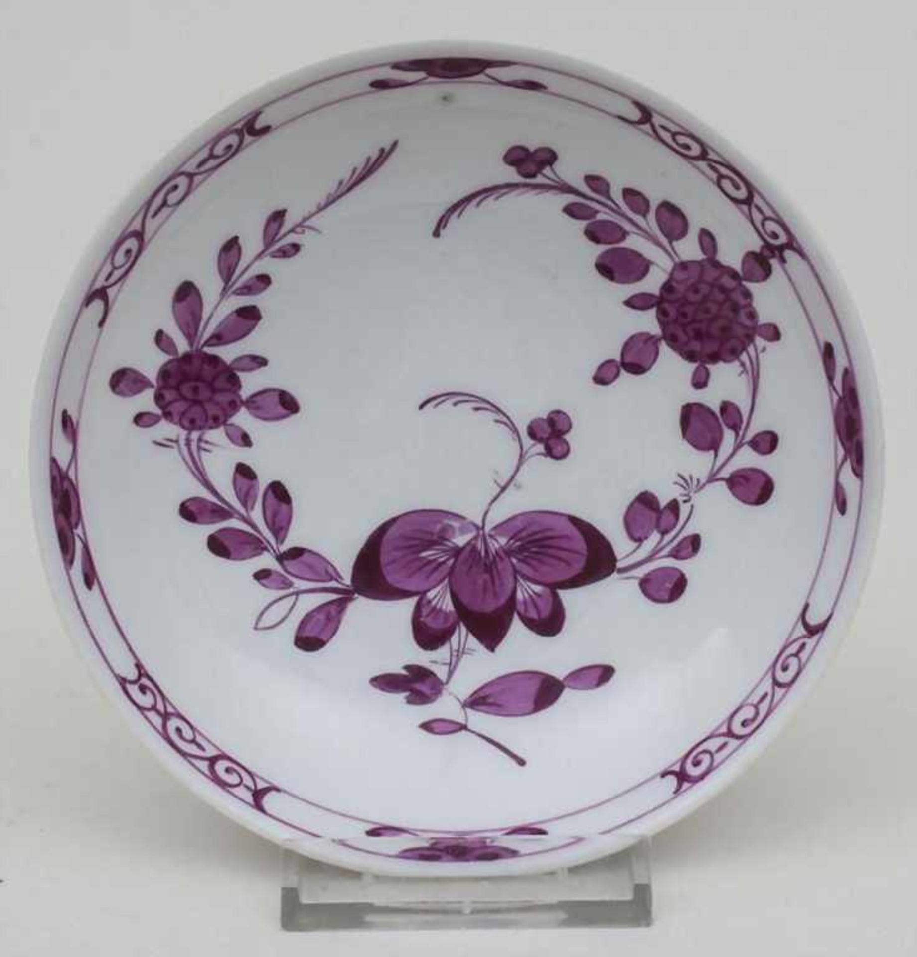 Unterschale mit Purpurmalerei / A Small Bowl, Meissen, 1. Hälfte 18. Jh. glatte, tief gemuldete