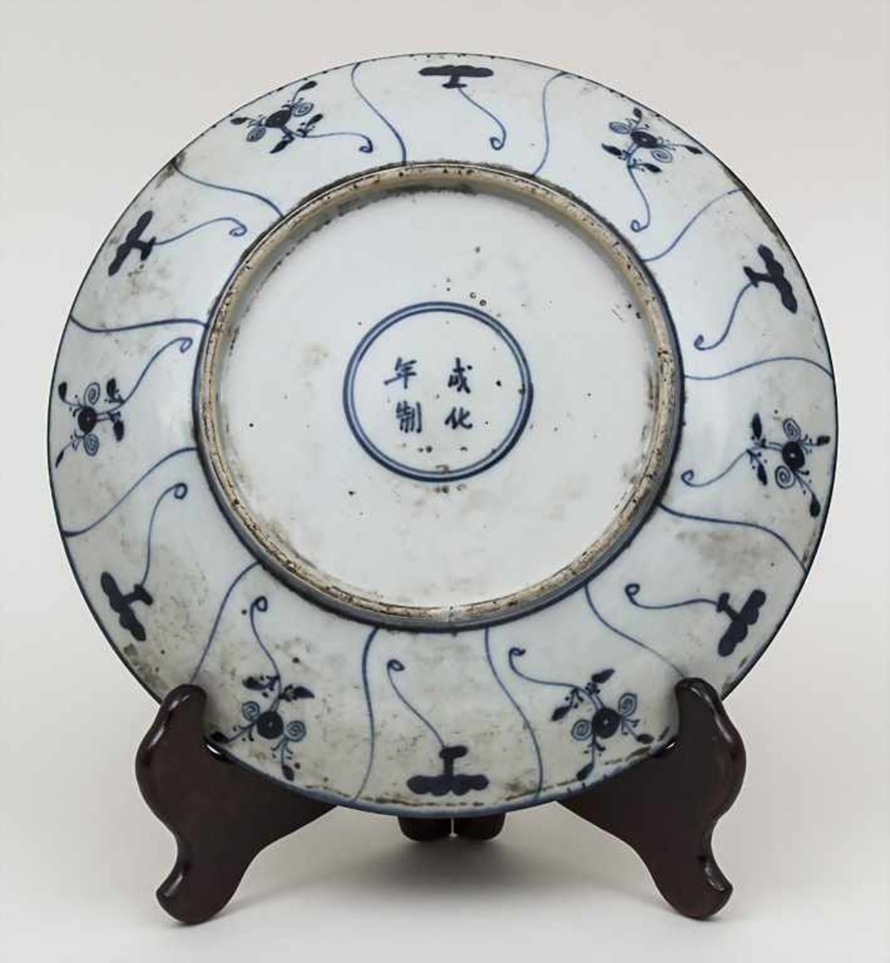 Teller mit Fledermausdekor / A Plate Decorated with Bats Material: Porzellan, glasiert,Marke: 4- - Bild 2 aus 2
