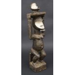 Sitzende Figur / A Sitting Figure, Kwele, Gabun Material: Holz, geschnitzt, Gesichter weiß