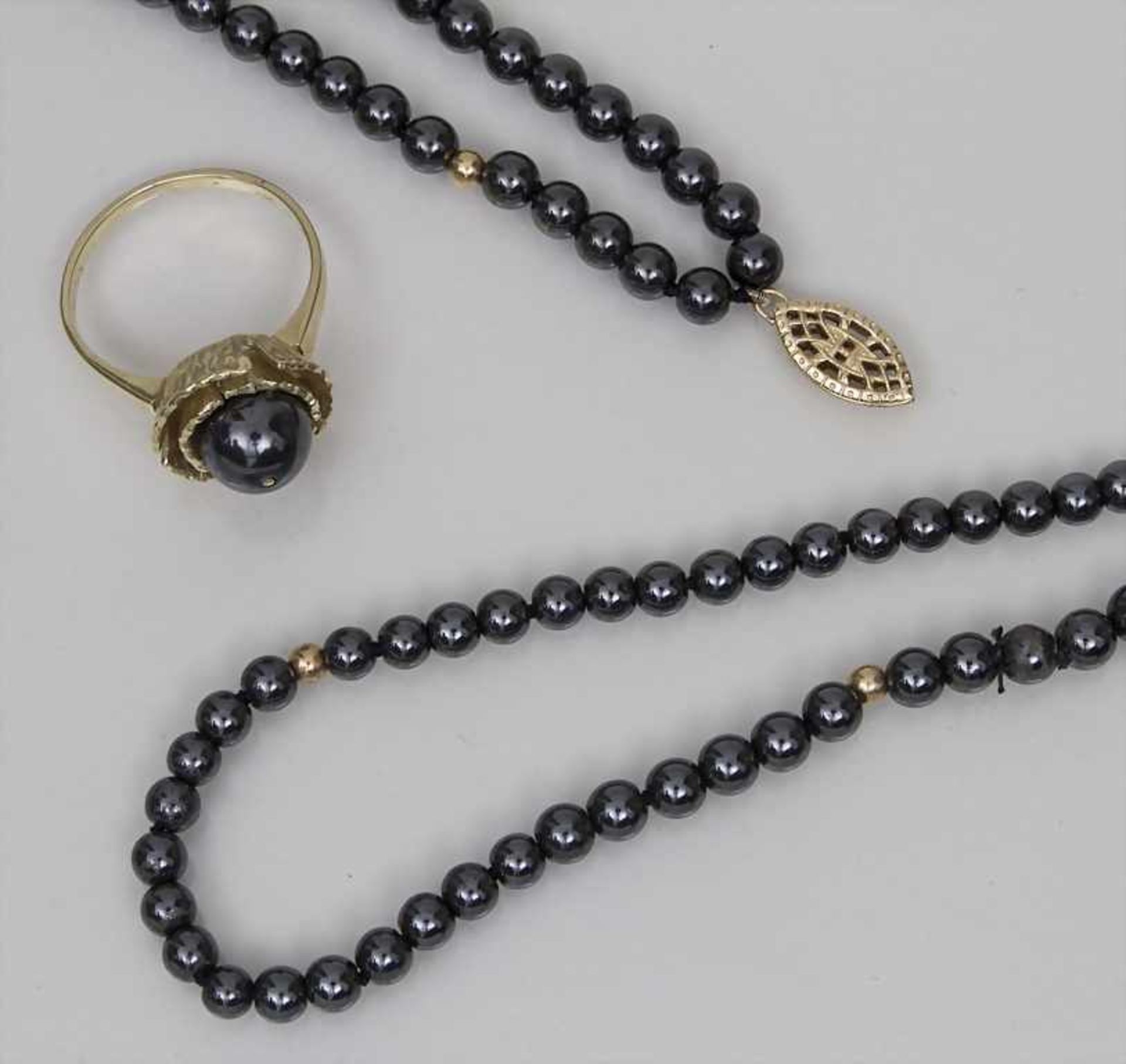 Schmuckset aus Hämatit / A Jewellery Set of Haematite Beads bestehend aus: Endloskette, zweireihiges