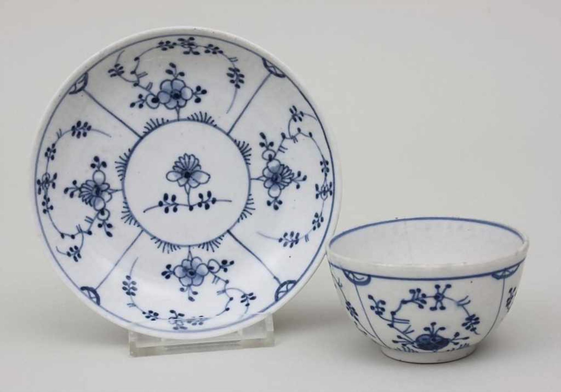 Koppchen mit Unterschale Dekor Strohblume/ Cup With Saucer, Limbach, Ende 18. Jh. beide Teile mit