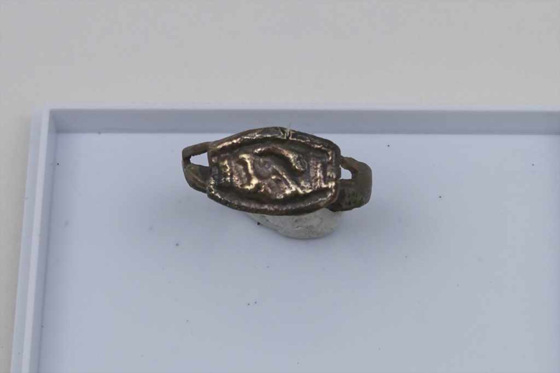 Römischer Hochzeits-Ring / A Roman Wedding Ring dekoriert mit 2 sich haltenden Händen, Bronze, D.