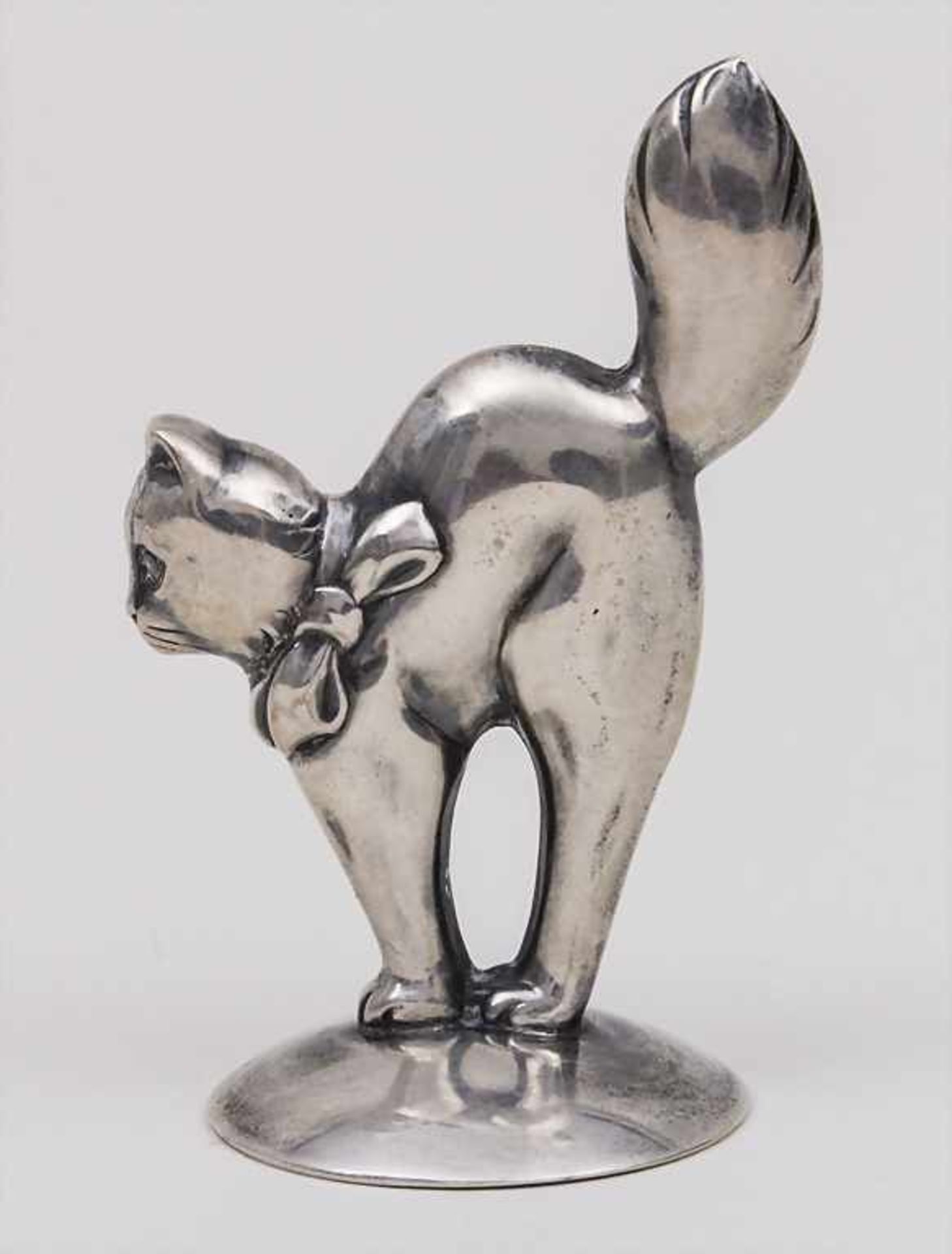 Kleine Figur einer Katze mit Schleife / A Silver Cat, Lutz & Weiss, Pforzheim, um 1920 Material: - Bild 2 aus 3