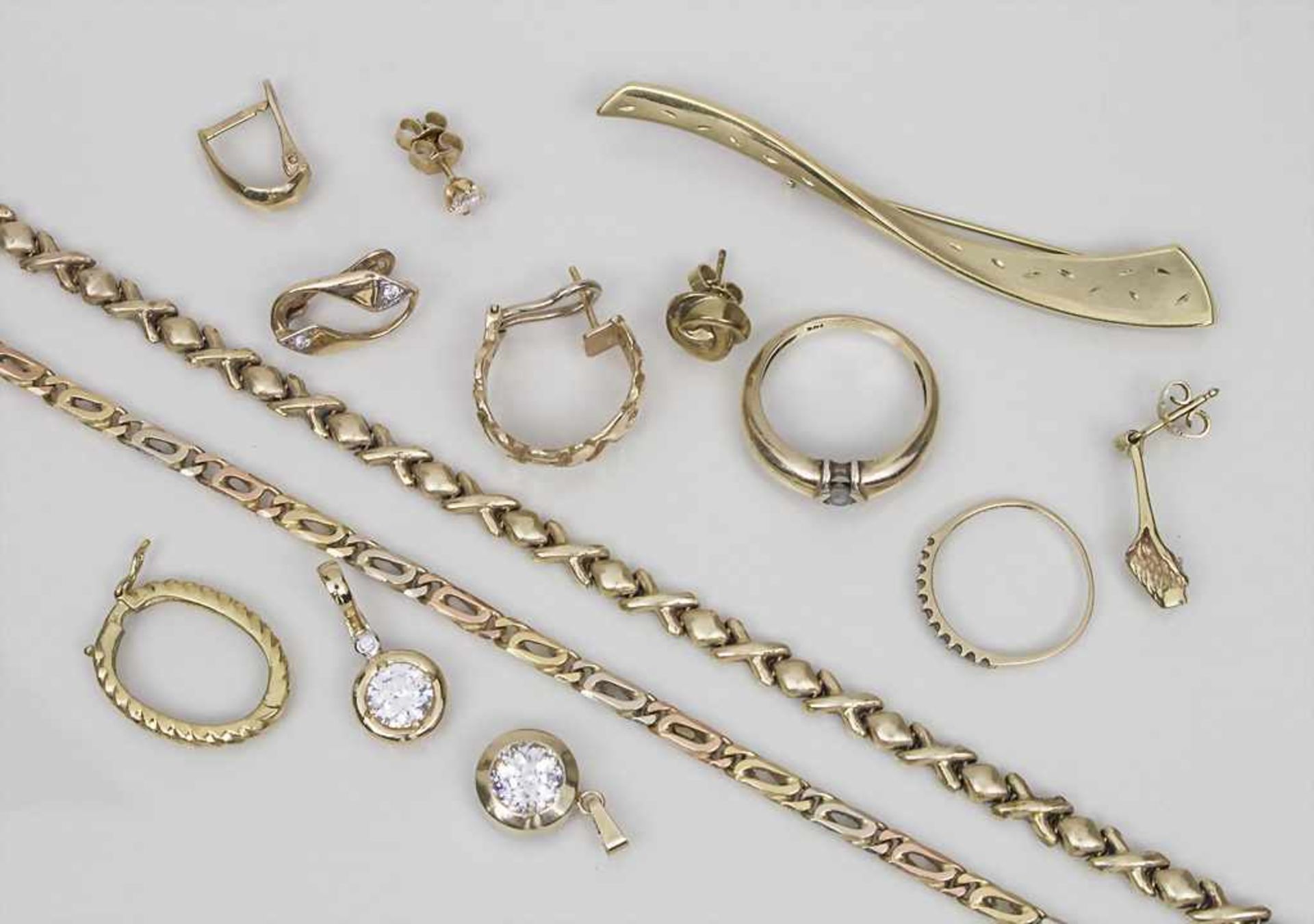 Lot Schmelzgold / Melting Gold bestehend aus: 2 Armbändern, 2 Ringen, 1 Anstecknadel, 6 einzelnen