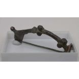 Große keltische Fibel / A Large Celtic Fibula Bronze, verziert mit 6 Noppen, L. 7,2 cm+bronze,