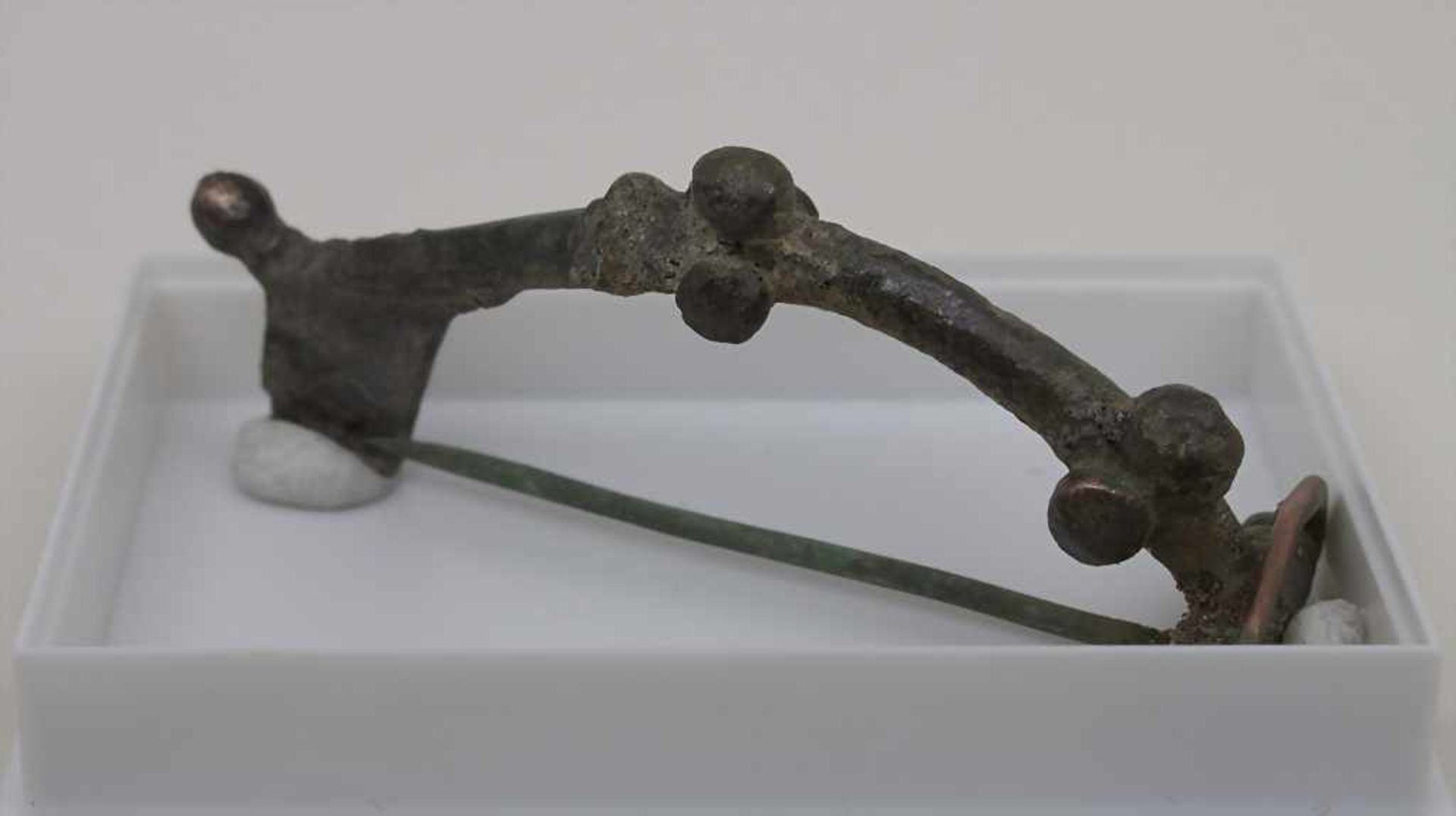 Große keltische Fibel / A Large Celtic Fibula Bronze, verziert mit 6 Noppen, L. 7,2 cm+bronze,