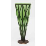Vase mit Eisenmontierung / A Vase with Iron Mounting Material: farbloses Glas mit grünen