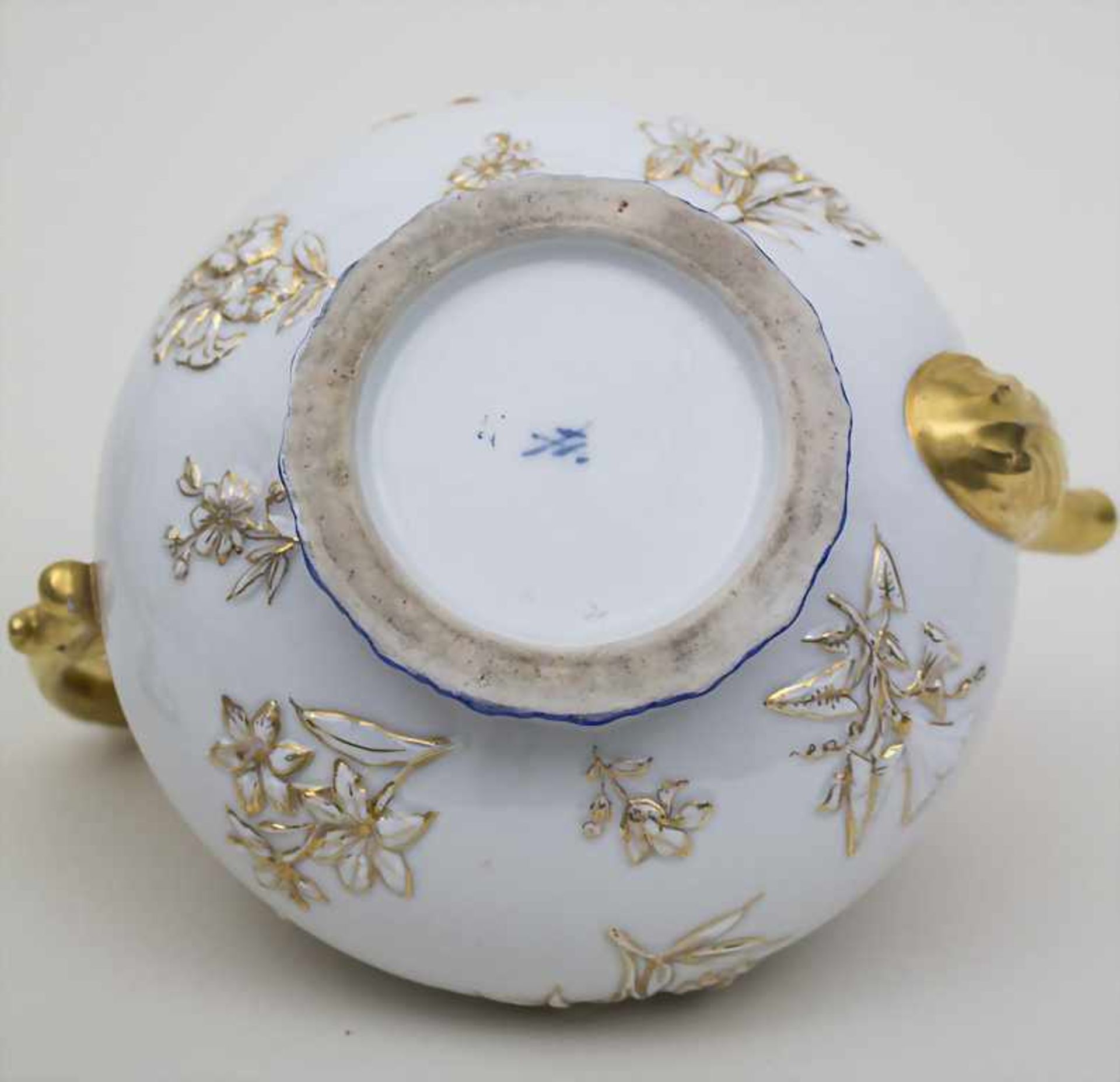 Teekanne mit Blütendekor / A Teapot with Flowers, Meissen, um 1800 Material: Porzellan, glasiert und - Bild 3 aus 4