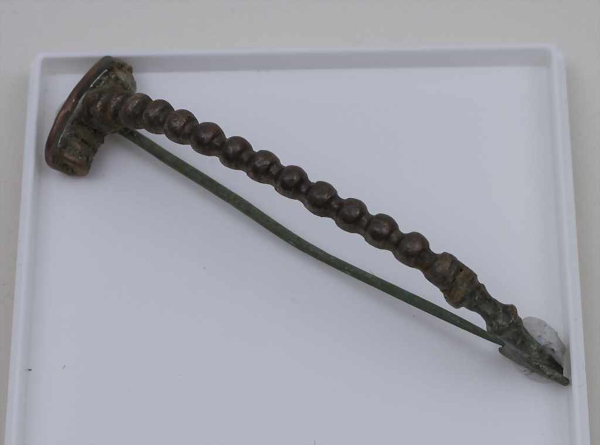 Sehr große seltene keltische Fibel / A Very Large Rare Celtic Fibula Bronze, mit 12 Noppen verziert,