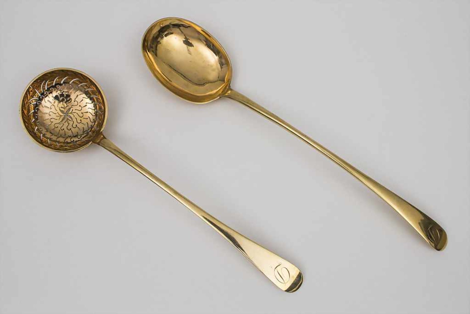 Vorlegelöffel und Zuckerstreuer / A Serving Spoon and Sugar Sparkler, Anfang 20. Jh. Material: