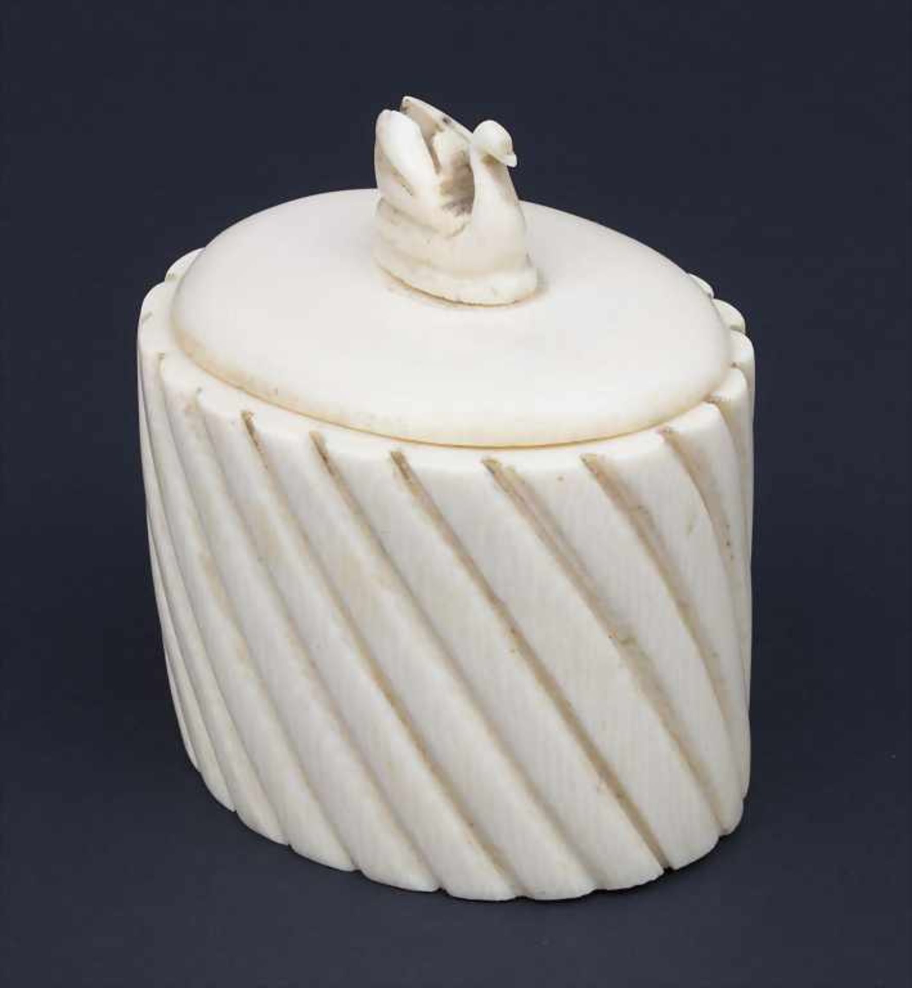 Elfenbeindose mit Schwan / An Ivory Box With Swan Shaped Handle, wohl Afrika, um 1920 Material: