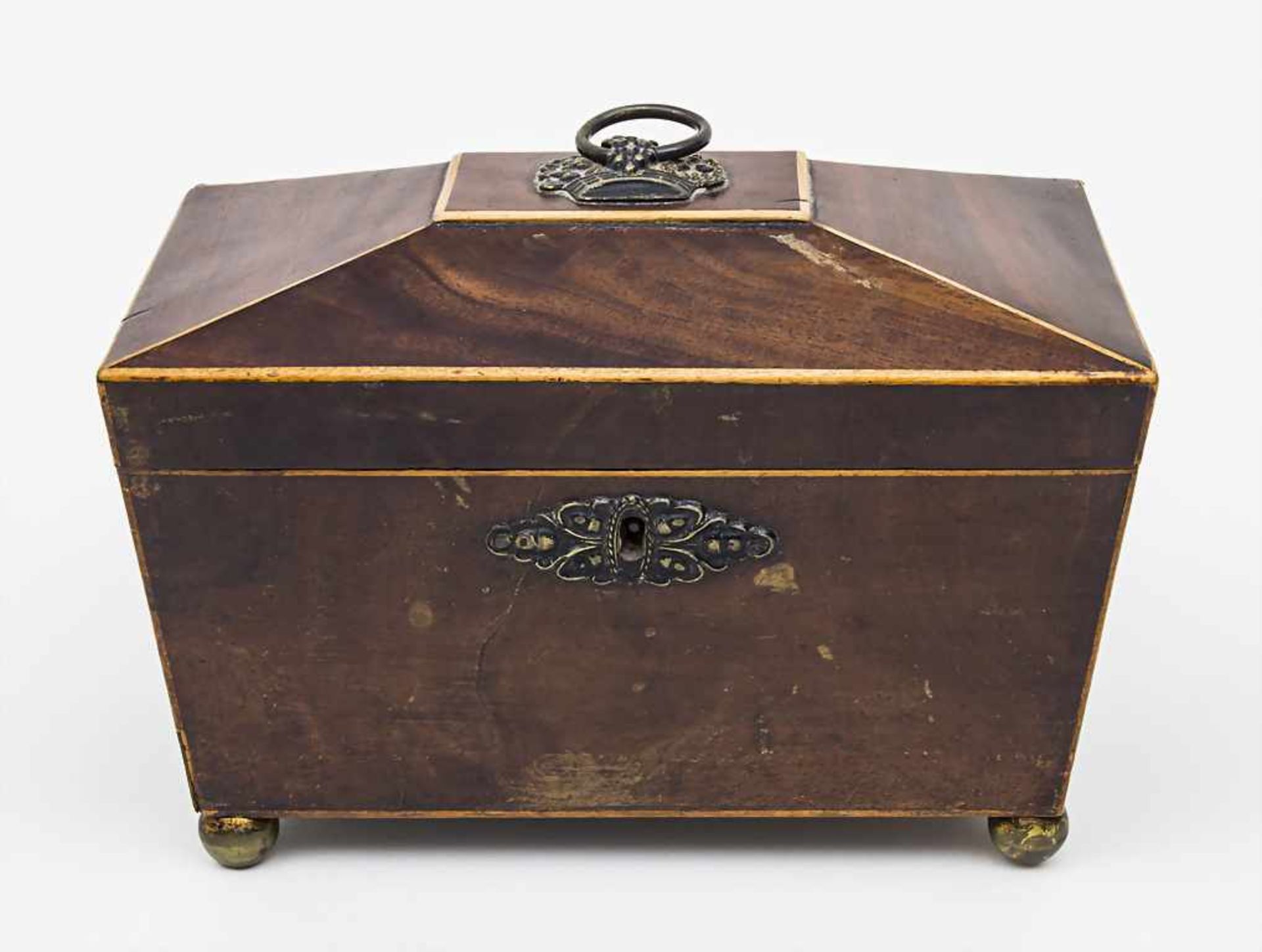 Teedose / A Tea Caddy, England, um 1820 Material: Holz mit Messing-Applikationen, Maße: 25 x 15 x