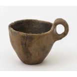 Bronzezeit-Henkeltasse / Bronze-Age Handle Cup aus der Lausitzer Kultur (900-500 v. Chr.), brauner