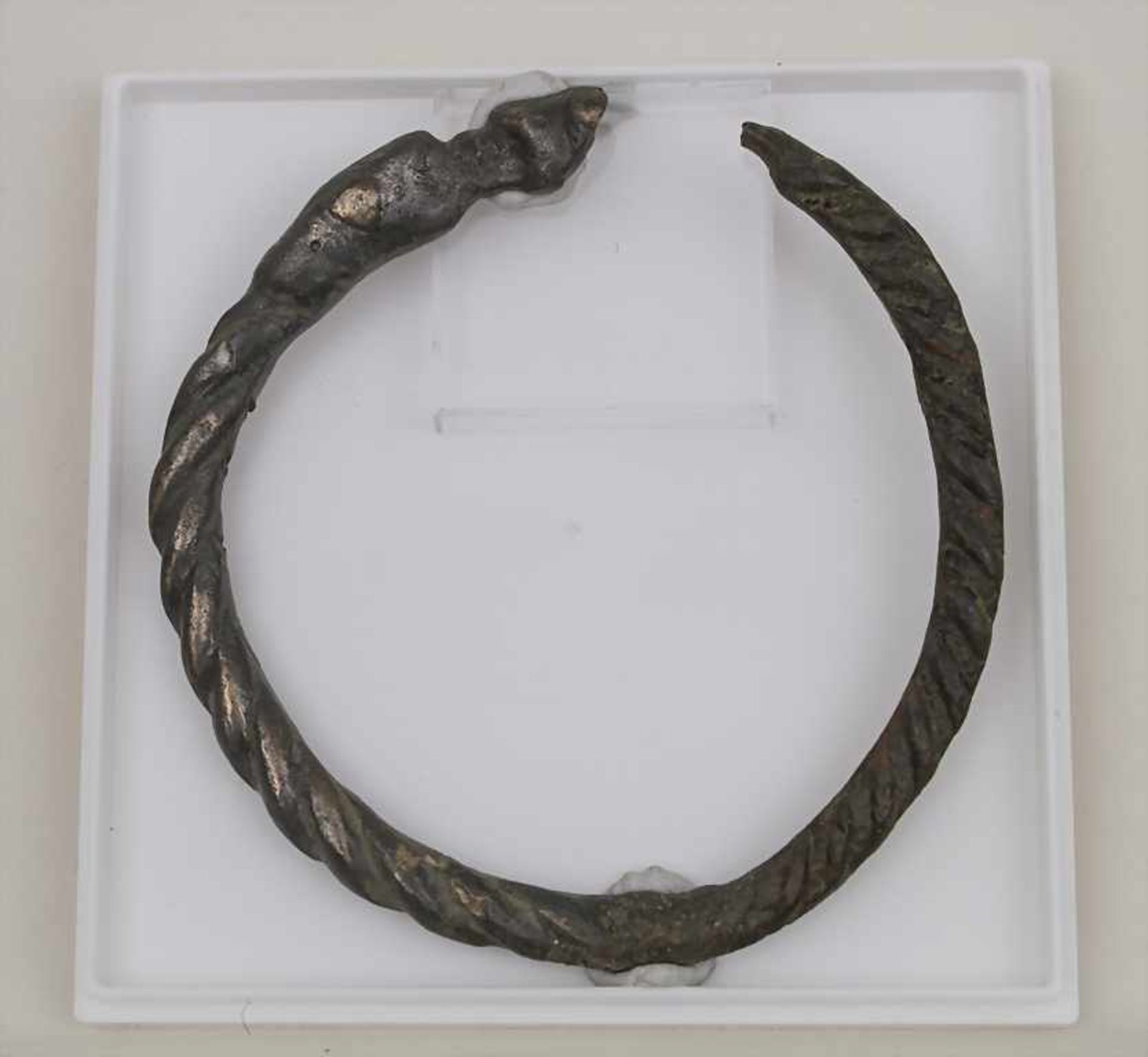 Großer keltischer Armreif mit Tierkopf / A Large Celtic Animal Headed Bracelet Bronze, D. 7 cm