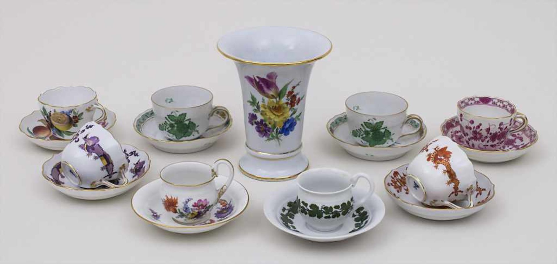 8 Mokkatassen mit 1 Kratervase / 8 Mokka Cups with 1 Vase, Meissen u. Herend, 19./20. Jh.