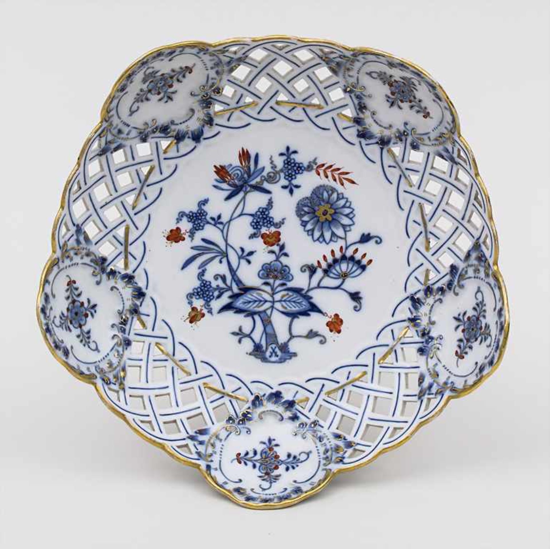 Fußschale mit Zwiebelmuster / A 'Blue Onion' Tazza, Meissen, 19. Jh. Material: Porzellan, bemalt, - Bild 2 aus 4