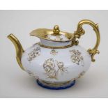 Teekanne mit Blütendekor / A Teapot with Flowers, Meissen, um 1800 Material: Porzellan, glasiert und