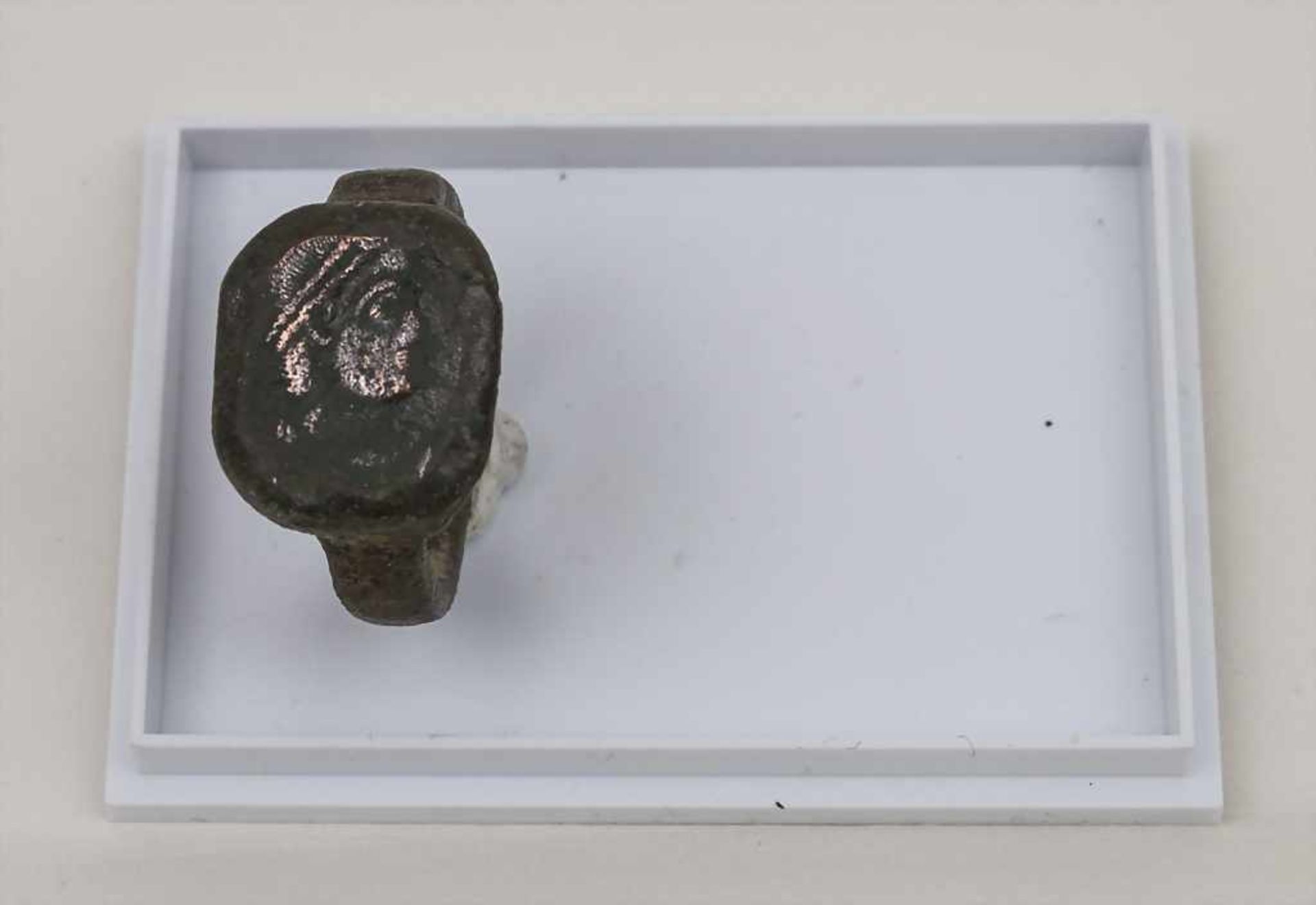 Römischer Ring mit Bildnis / A Roman Ring with Portrait Bronze, D. 2,3 cm, partiell