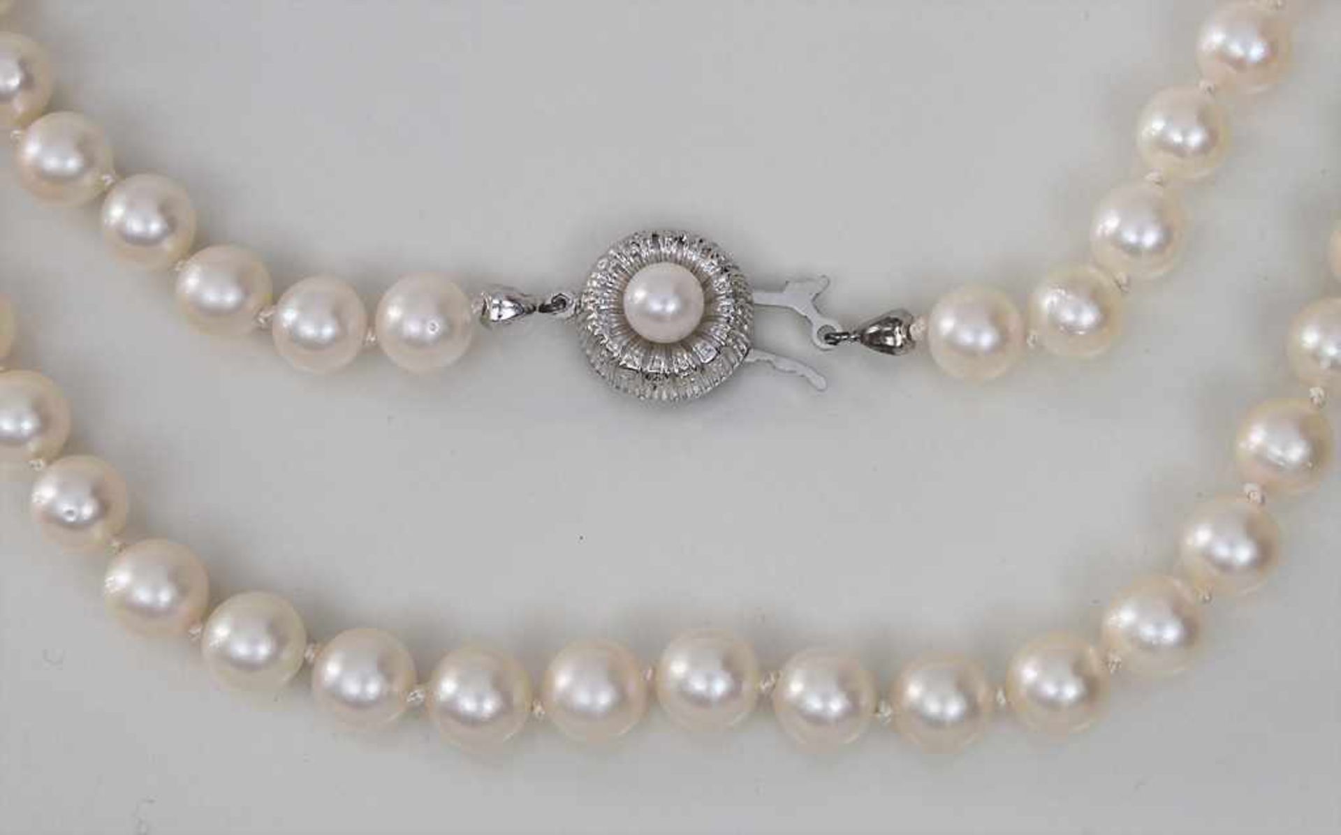Perlencollier / Collier of Pearls Material: Zuchtperlen einzeln geknotet, Schließe 835 Silber,Länge: