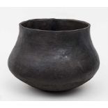 Bronzezeit-Gefäß / Bronze Age Pot aus der Lausitzer Kultur (900-500 v. Chr.), schwarzer, graphierter