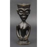 Orakel Halbfigur / An Oracle Figurine, Chokwe, Angola/Kongo Material: Holz, dunkelbraun patiniert,