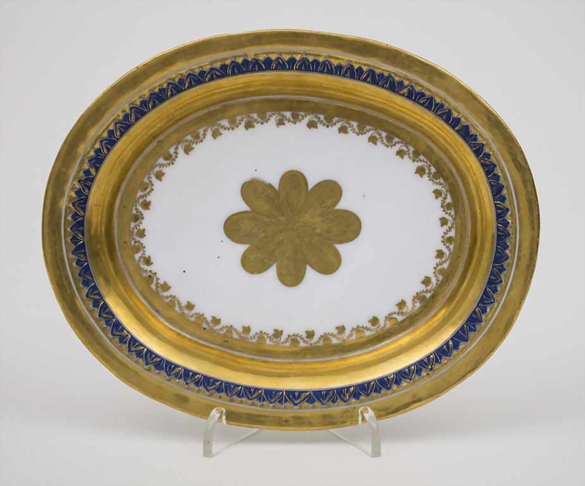 Kleine ovale Schale / A Small Oval Dish, wohl Frankreich, um 1800 Material: Porzellan, glasiert