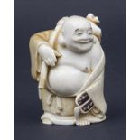 Glücksbuddha / An Ivory Buddha, Japan, um 1900 Material: Elfenbein, partiell braun und rot