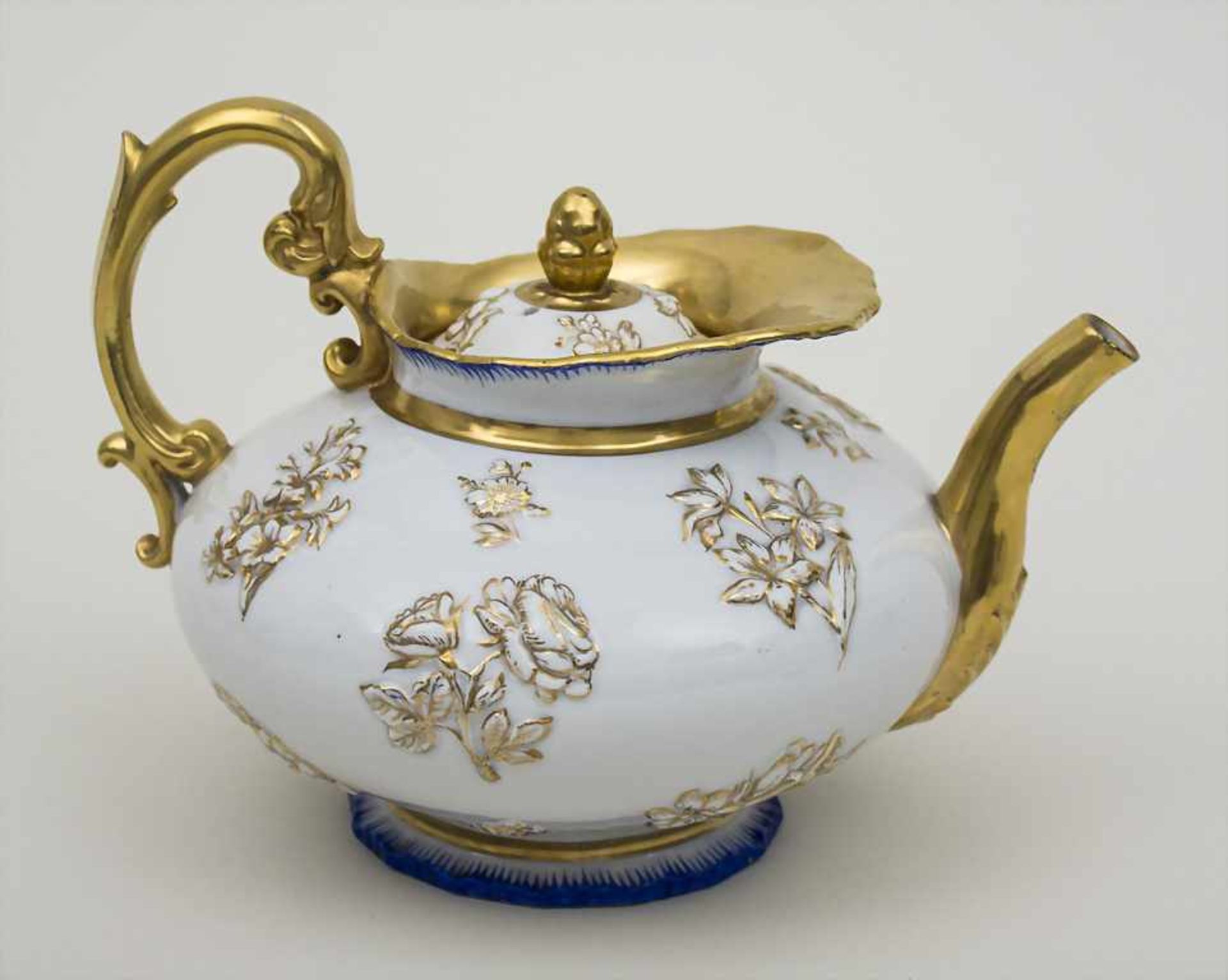 Teekanne mit Blütendekor / A Teapot with Flowers, Meissen, um 1800 Material: Porzellan, glasiert und - Bild 2 aus 4
