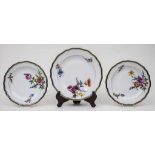 3 Teller mit Blumenmalerei und kobaltblauer A-Kante / 3 Plates with Cobalt Rims, Meissen, um 1860