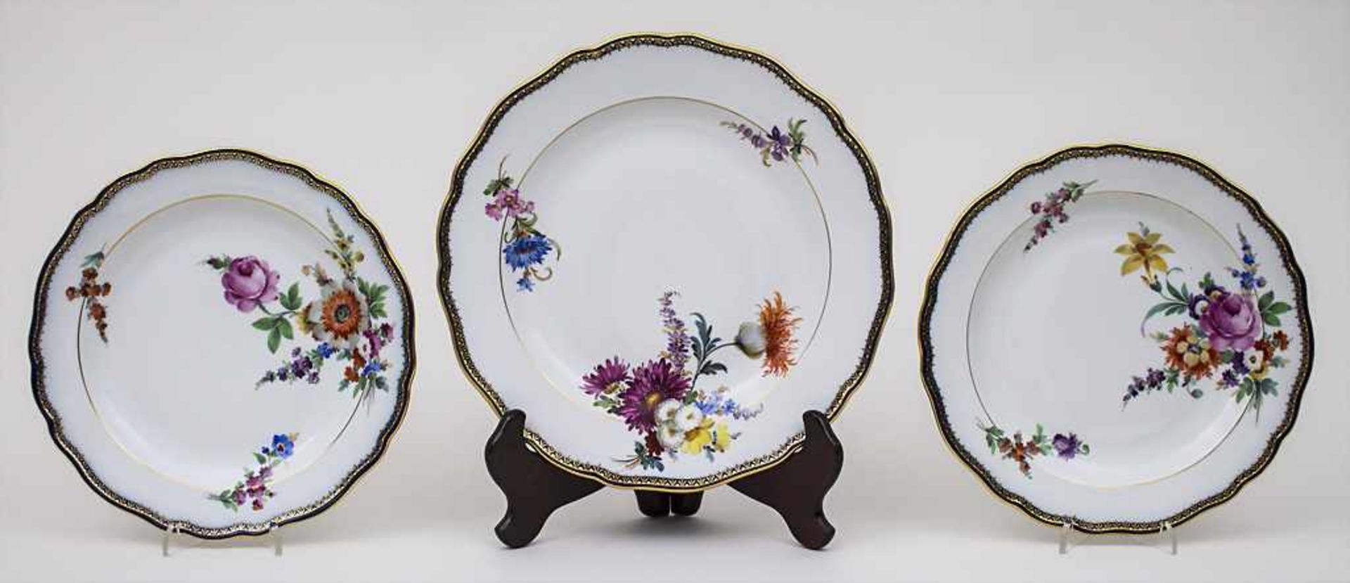 3 Teller mit Blumenmalerei und kobaltblauer A-Kante / 3 Plates with Cobalt Rims, Meissen, um 1860