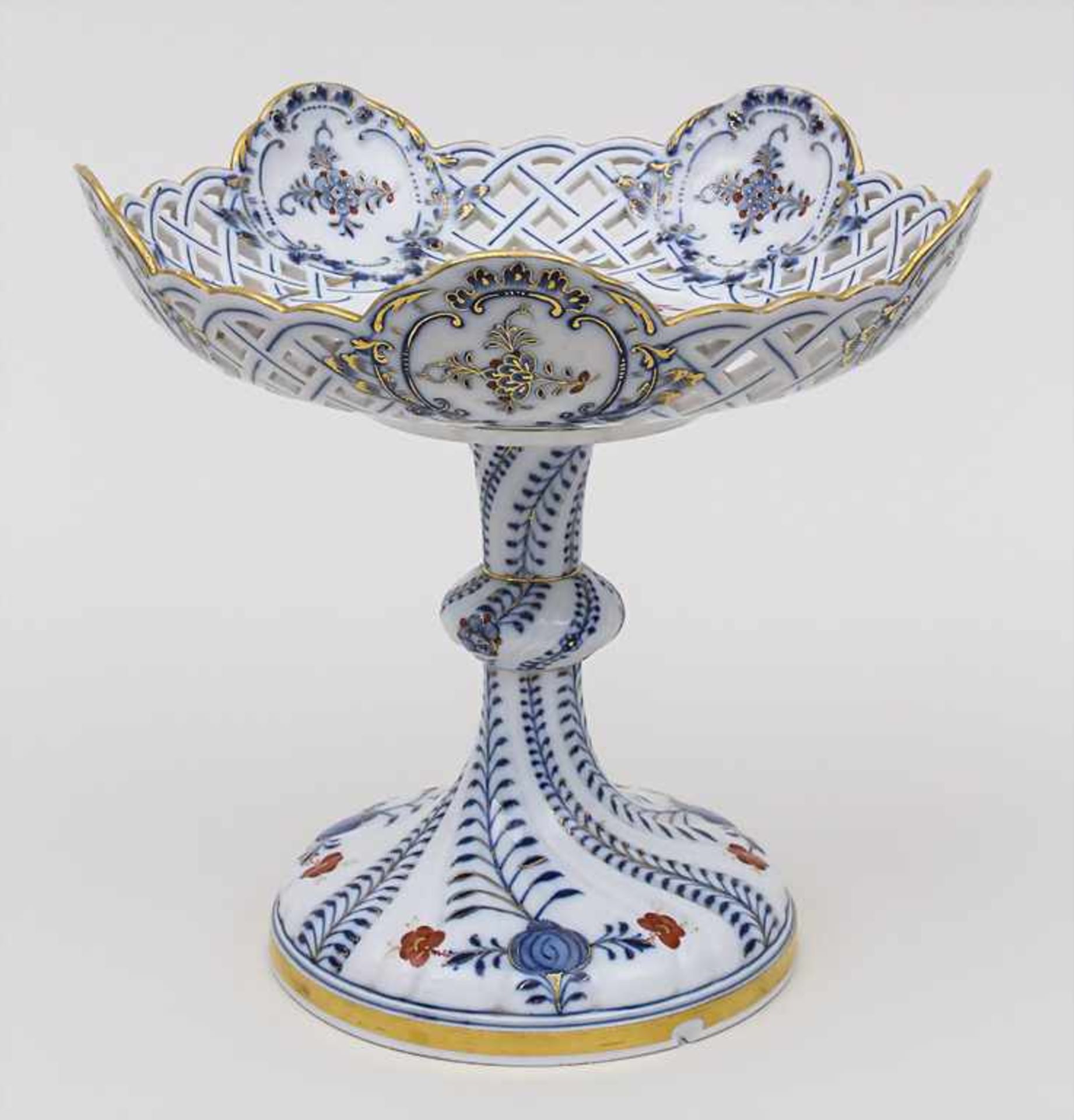 Fußschale mit Zwiebelmuster / A 'Blue Onion' Tazza, Meissen, 19. Jh. Material: Porzellan, bemalt,