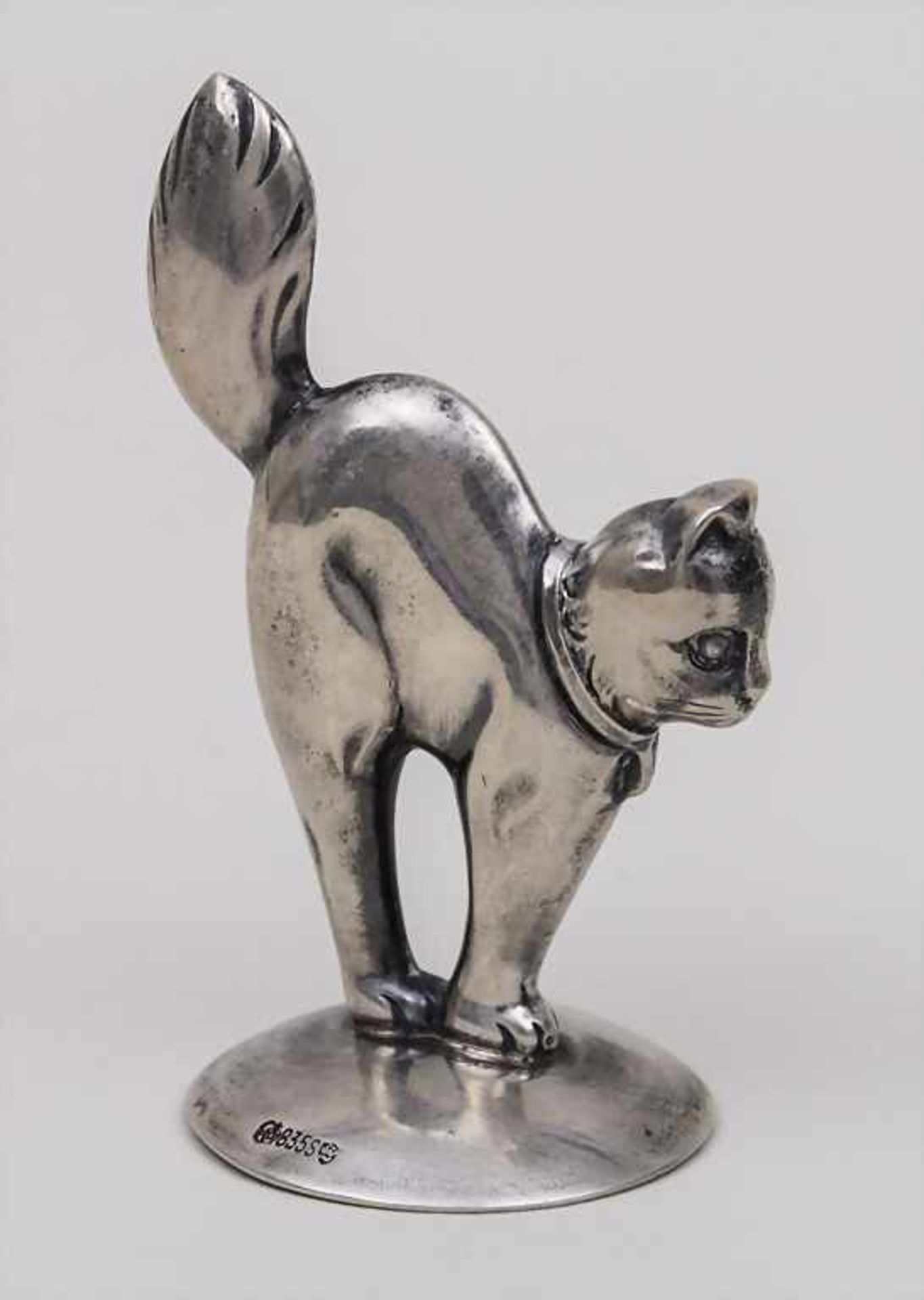 Kleine Figur einer Katze mit Schleife / A Silver Cat, Lutz & Weiss, Pforzheim, um 1920 Material: