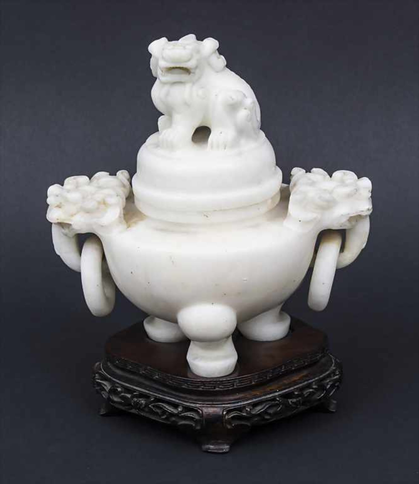 Jade-Räucherkoro / A Jade Koro, China, 20.Jh. Material: weiß geäderte Jade auf Holzstand,Epoche: