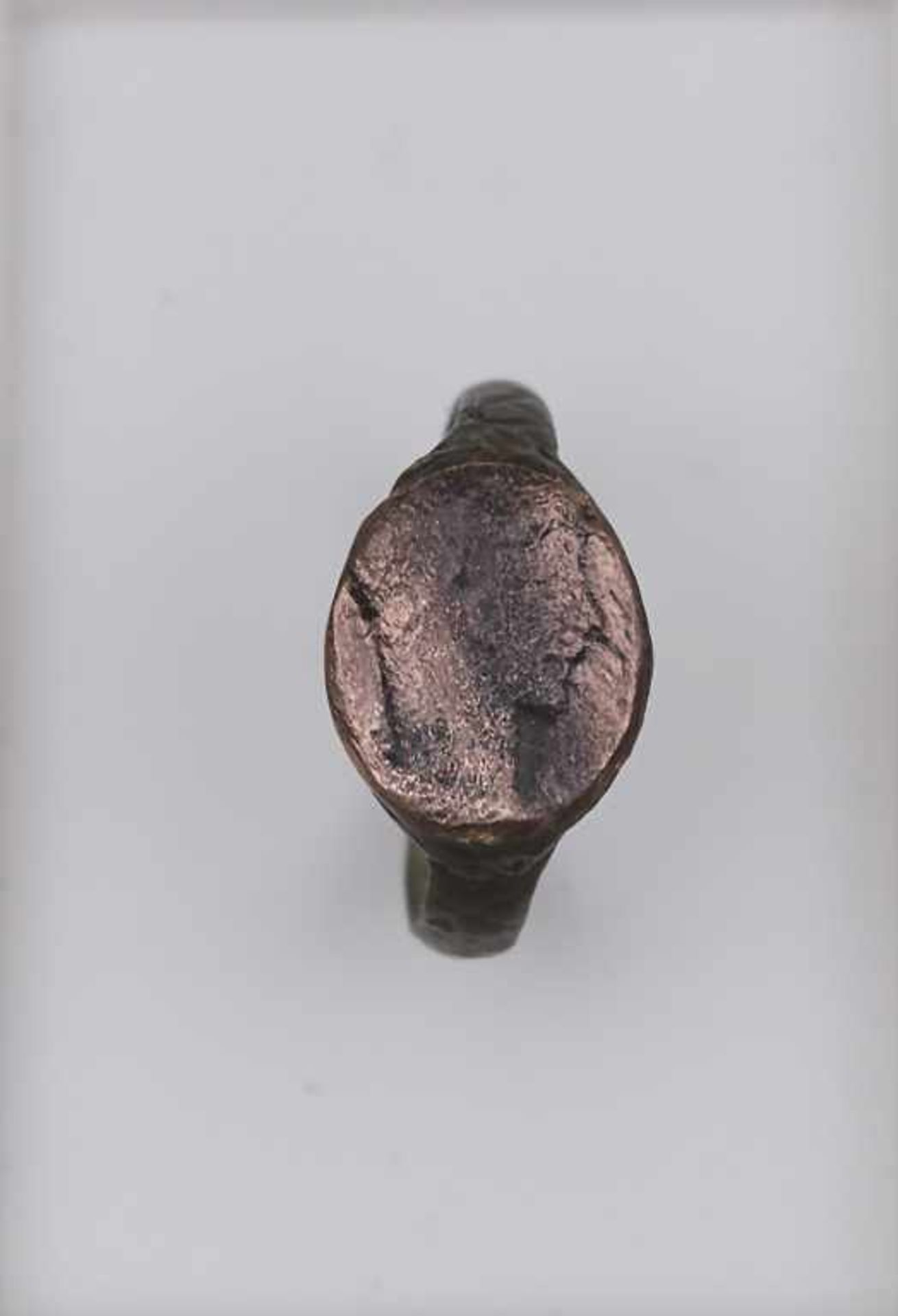 Römischer Senatorenring mit Bildnis / A Roman Ring of a Senator with Portrait Bronze, D. 2 cm